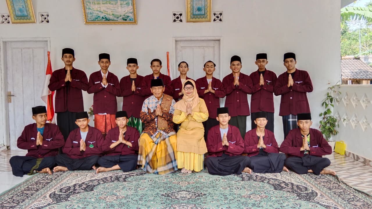 Foto bersama pengurus putra dan pimpinan Pesantren Al-Huda