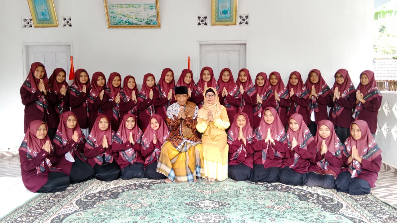 Foto bersama pengurus putri dan pimpinan Pesantren Al-Huda